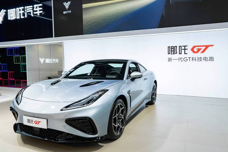 佛山283哪吒汽车在智能汽车领域的表现，领途汽车在新能源汽车市场中的影响力